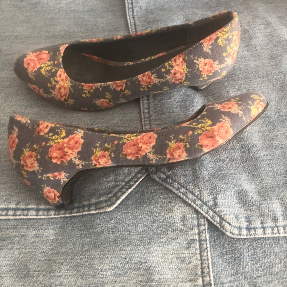 Union Bay blue with rose floral women’s pumps shoes size 7 M